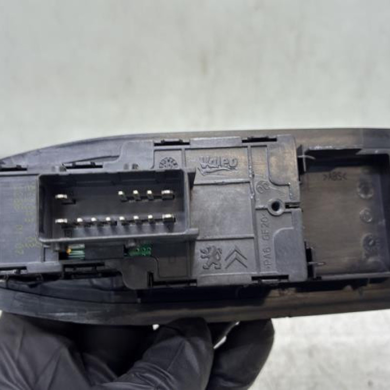 Interrupteur de leve vitre avant gauche PEUGEOT 208 1 Photo n°3