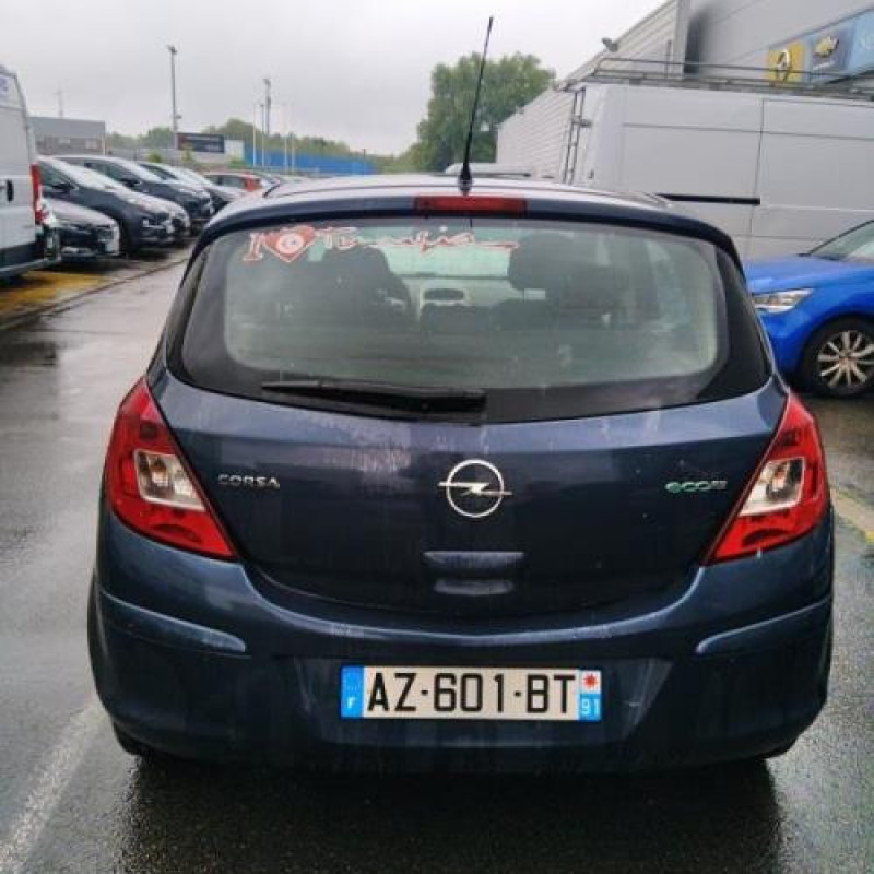 Feu arriere stop central OPEL CORSA D Photo n°12
