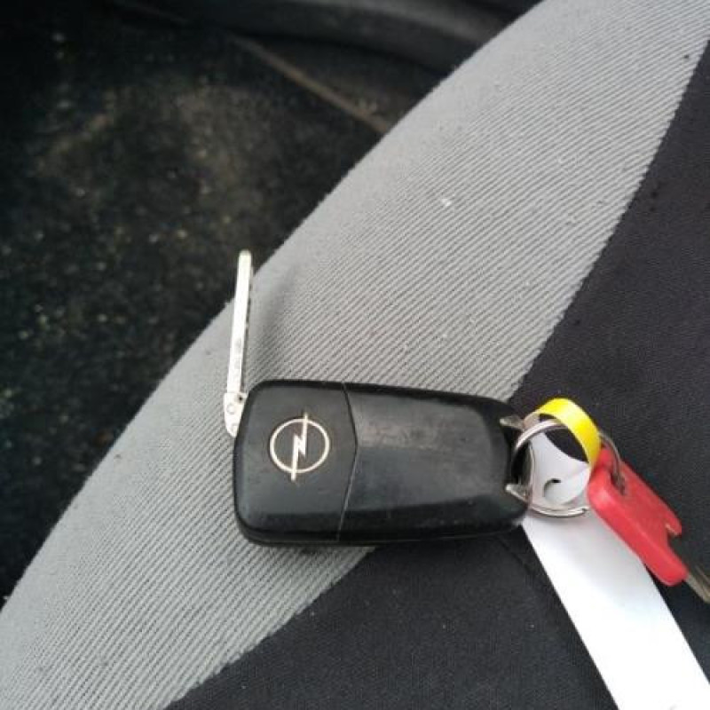 Feu arriere stop central OPEL CORSA D Photo n°14