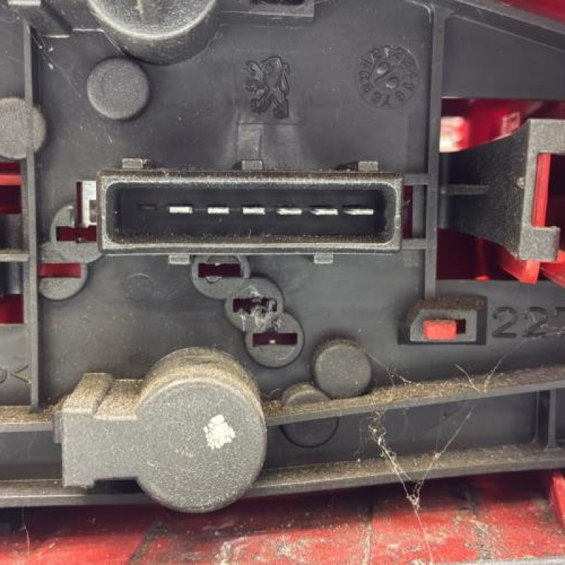 Feu arriere principal droit (feux) PEUGEOT 106 Photo n°3