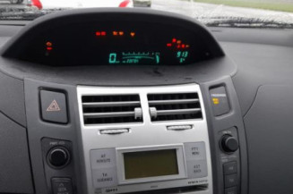 Pare boue avant droit TOYOTA YARIS 2