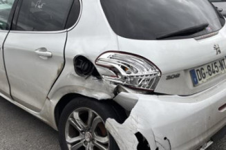 Pare choc avant PEUGEOT 208 1