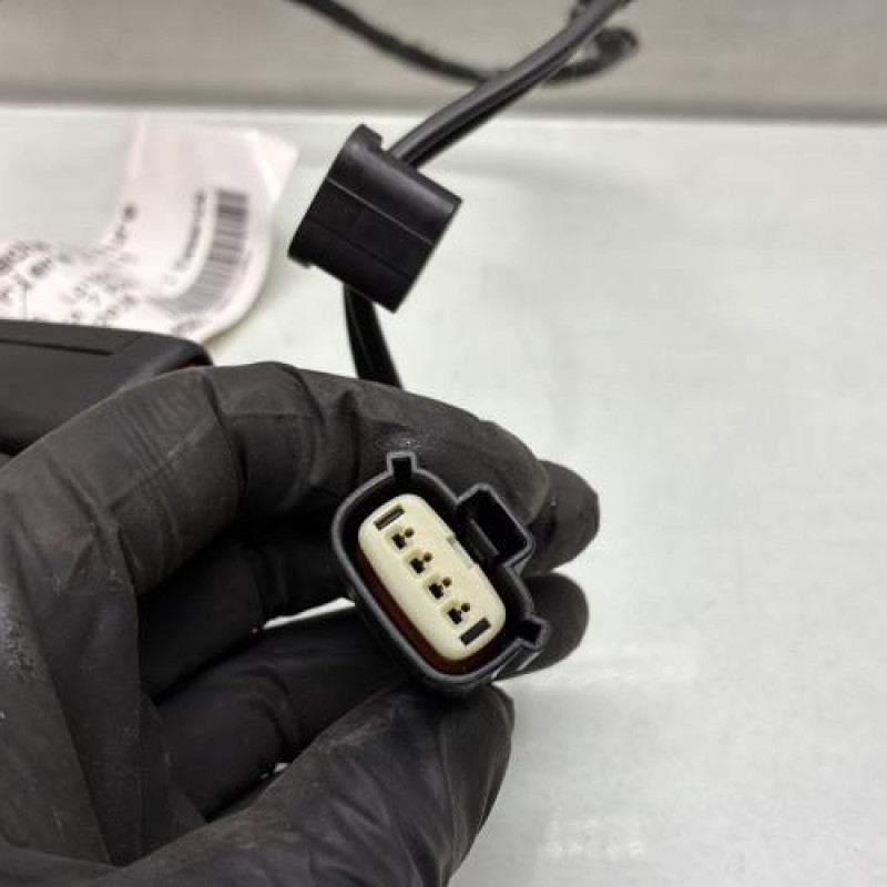 Attache ceinture arriere droit FORD FIESTA 7 Photo n°4