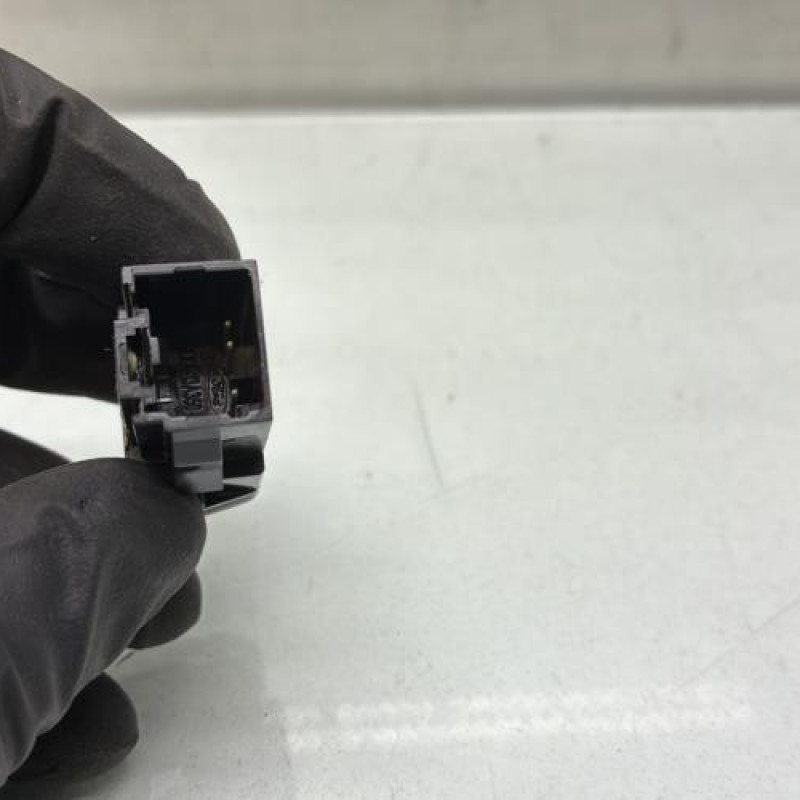 Bouton de warning FORD FIESTA 7 Photo n°3