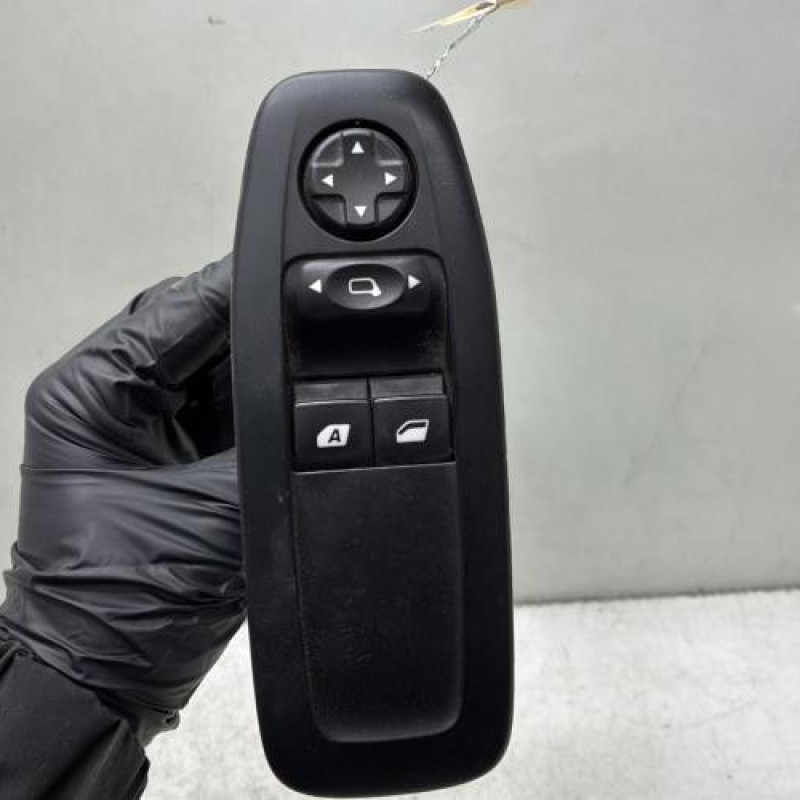 Interrupteur de leve vitre avant gauche PEUGEOT 208 1 Photo n°1