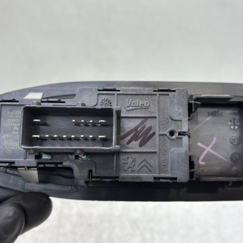 Interrupteur de leve vitre avant gauche PEUGEOT 208 1 Photo n°3