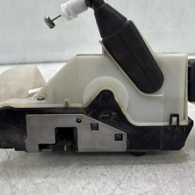 Serrure avant gauche PEUGEOT 208 1 Photo n°4