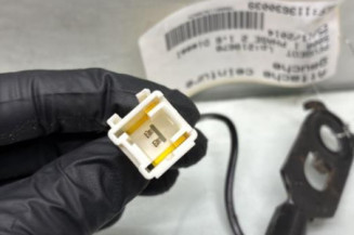 Attache ceinture avant gauche PEUGEOT 5008 1