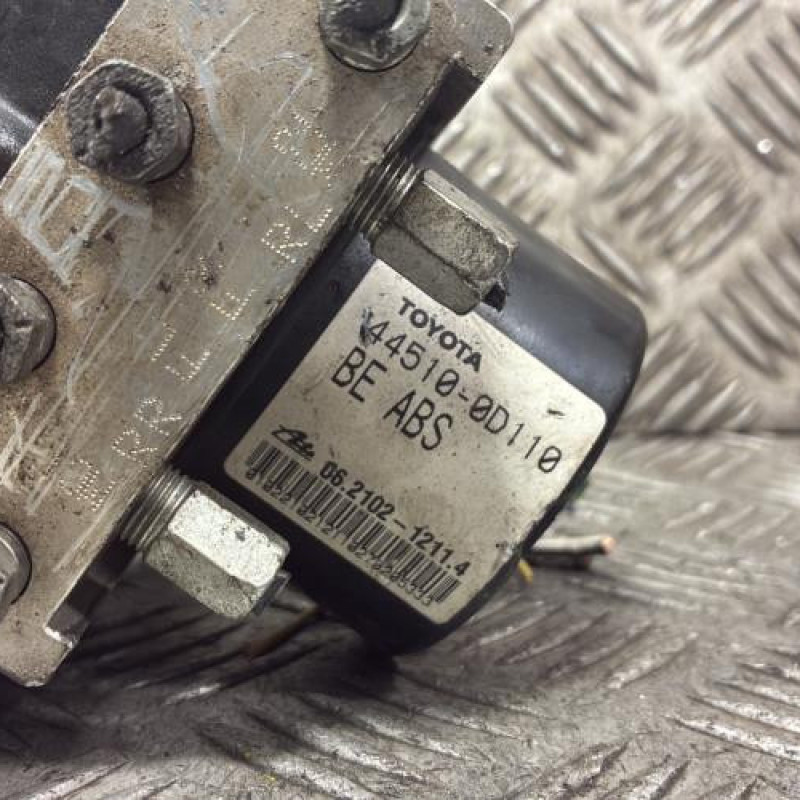Bloc ABS (freins anti-blocage) TOYOTA YARIS 2 Photo n°3