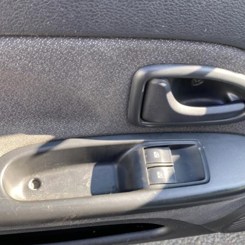 Leve vitre electrique avant gauche RENAULT CLIO 2 Photo n°19