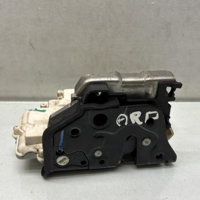 Serrure arriere droit AUDI A4 3 Photo n°1