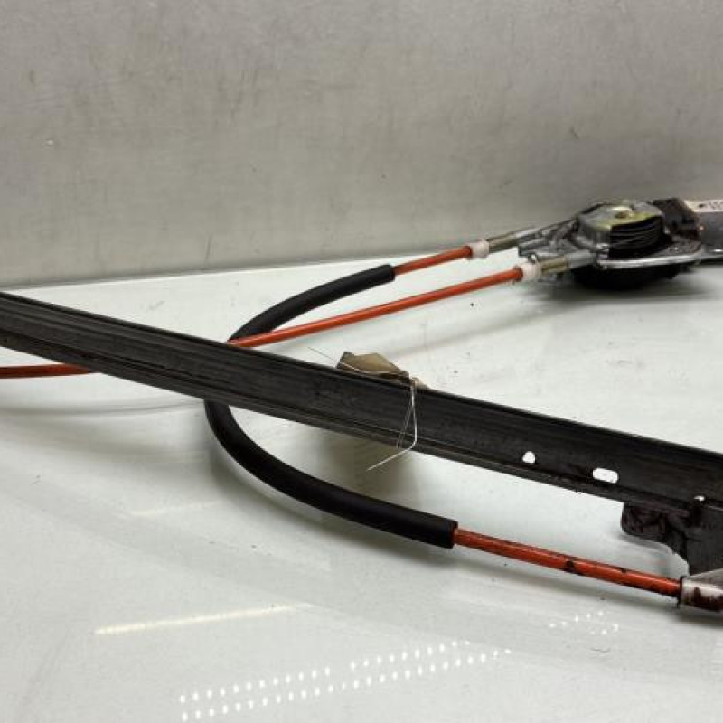 Leve vitre electrique avant gauche PEUGEOT 106 Photo n°1