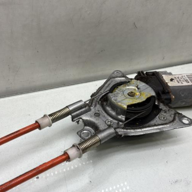 Leve vitre electrique avant gauche PEUGEOT 106 Photo n°4