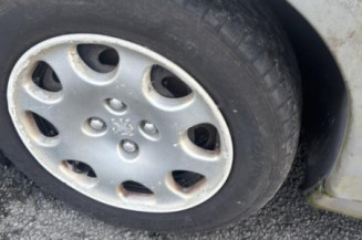 Pivot de moyeu arriere droit PEUGEOT 406