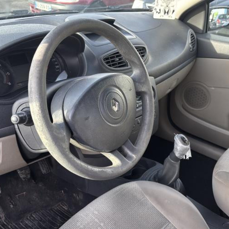 Pare boue avant gauche RENAULT CLIO 3 Photo n°17