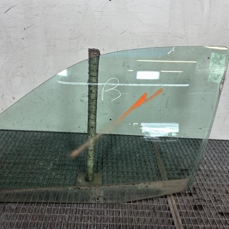 Vitre avant gauche RENAULT CLIO 2 Photo n°1