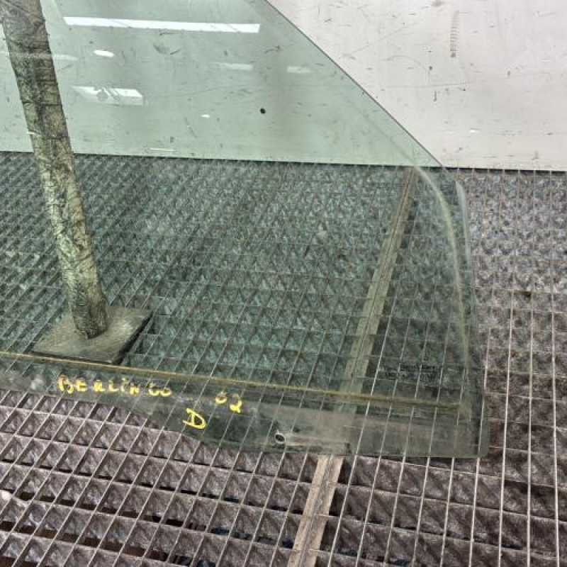 Vitre avant droit PEUGEOT PARTNER 1 Photo n°2