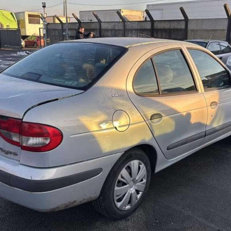 Vitre avant droit RENAULT MEGANE 1 Photo n°7