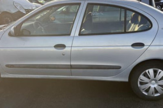 Vitre avant gauche RENAULT MEGANE 1