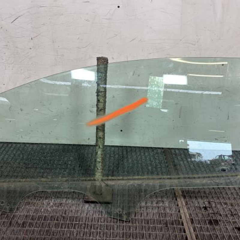 Vitre avant gauche FORD FIESTA 7 Photo n°1