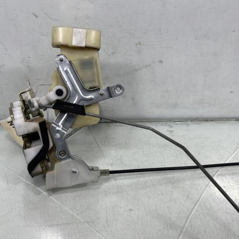 Serrure avant droit TOYOTA YARIS 1 Photo n°1