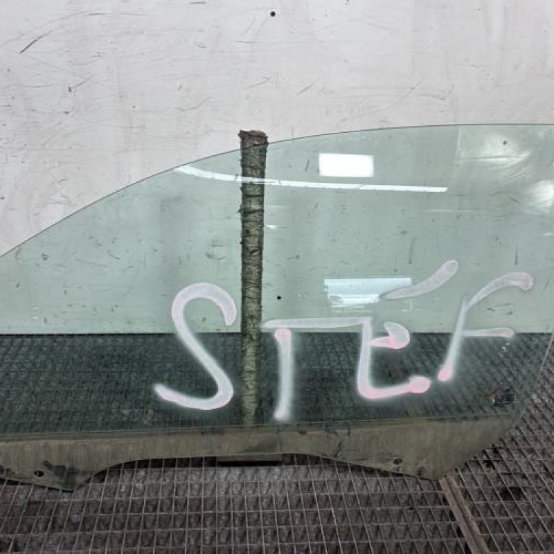 Vitre avant gauche BMW SERIE 3 E46 Photo n°1