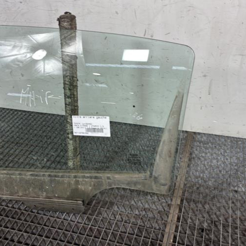 Vitre arriere gauche TOYOTA YARIS 3 Photo n°3