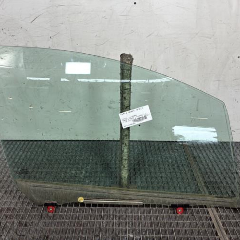 Vitre avant droit TOYOTA YARIS 3 Photo n°1