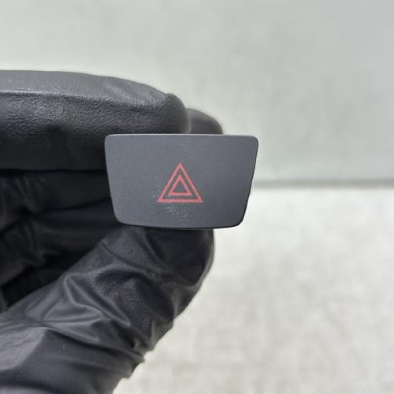 Bouton de warning FORD FIESTA 7 Photo n°1