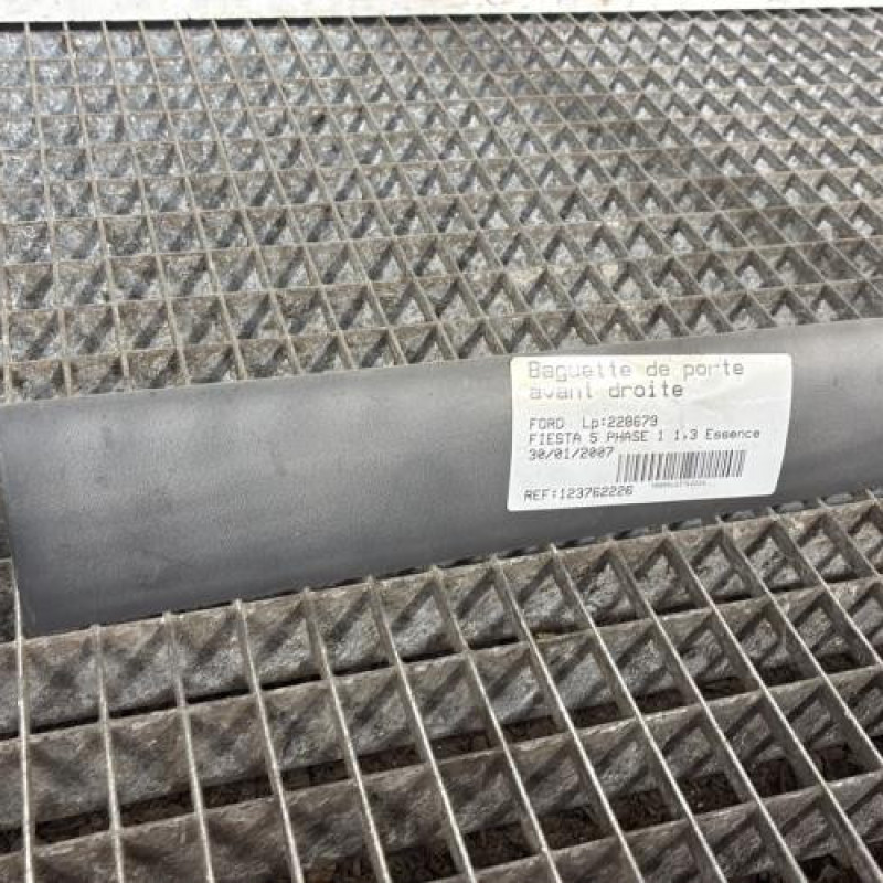 Baguette de porte avant droite FORD FIESTA 5 Photo n°2