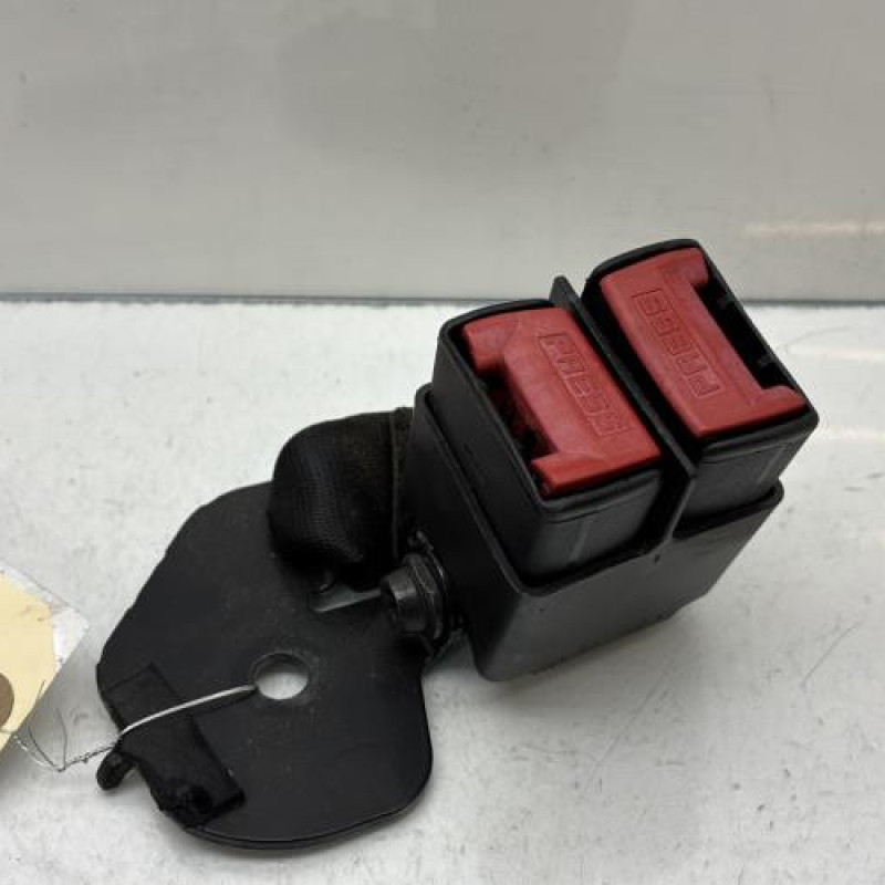 Attache ceinture arriere droit RENAULT CLIO 2 Photo n°1