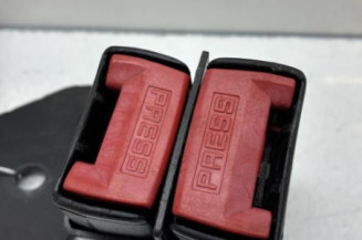 Attache ceinture arriere droit RENAULT CLIO 2