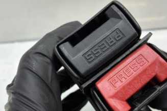 Attache ceinture arriere gauche RENAULT CLIO 2