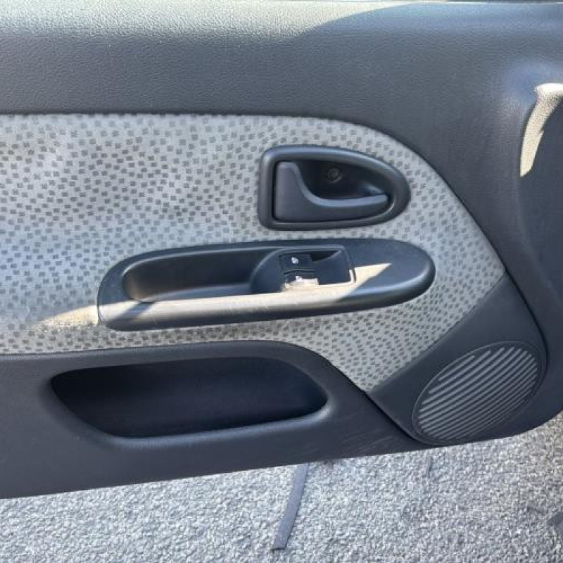 Attache ceinture arriere gauche RENAULT CLIO 2 Photo n°15