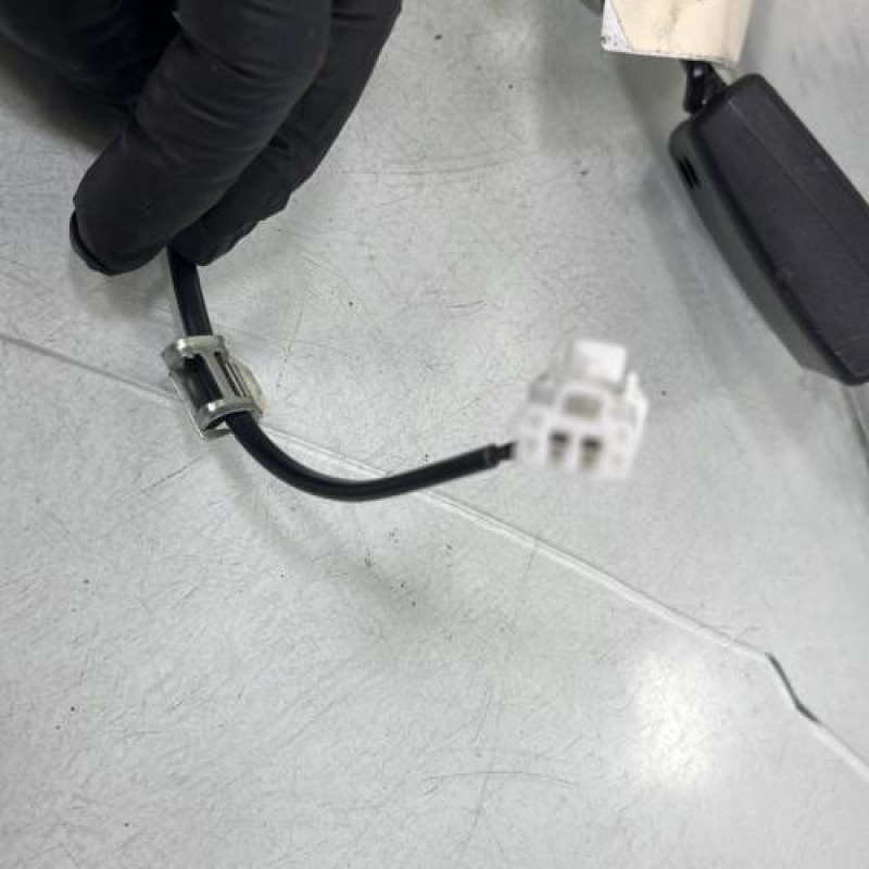 Attache ceinture arriere gauche PEUGEOT 308 2 SW Photo n°3