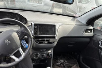 Attache ceinture avant gauche PEUGEOT 208 1