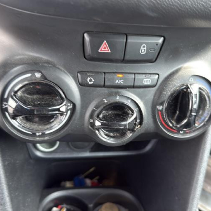 Attache ceinture avant gauche PEUGEOT 208 1 Photo n°20