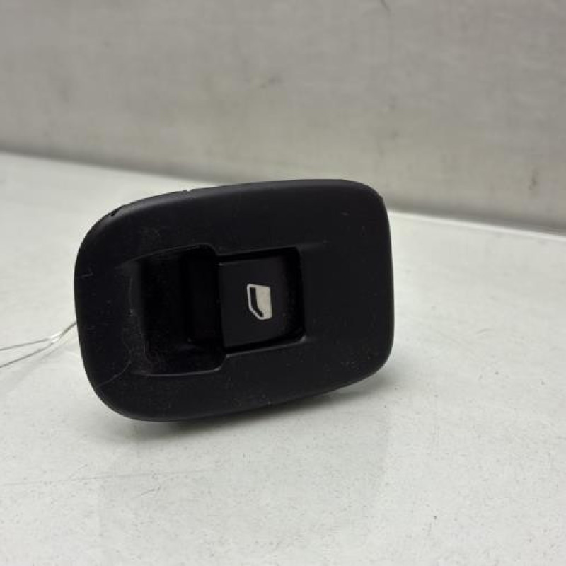 Interrupteur de leve vitre arriere droit PEUGEOT 208 1 Photo n°1