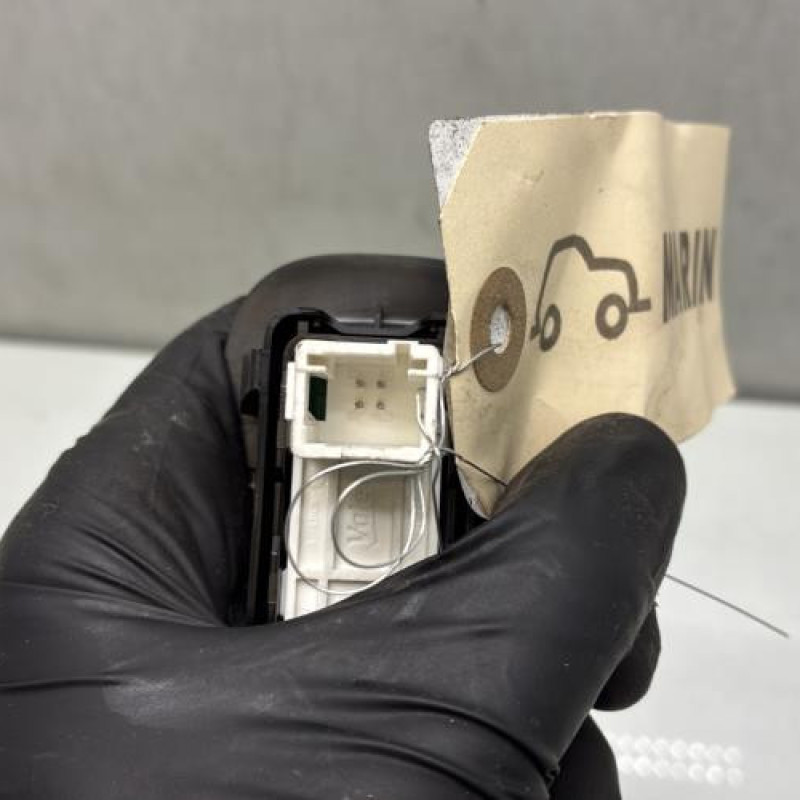 Interrupteur de leve vitre arriere gauche PEUGEOT 208 1 Photo n°3