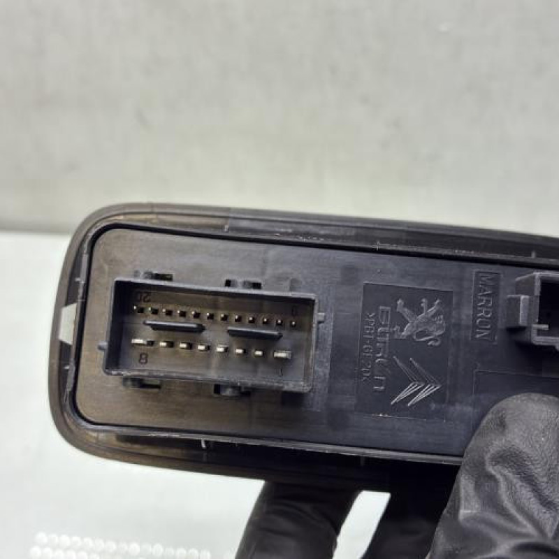 Interrupteur de leve vitre avant gauche PEUGEOT 208 1 Photo n°4