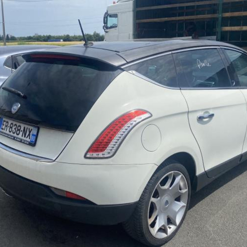 Renfort pare choc avant (traverse) LANCIA DELTA 3 Photo n°6