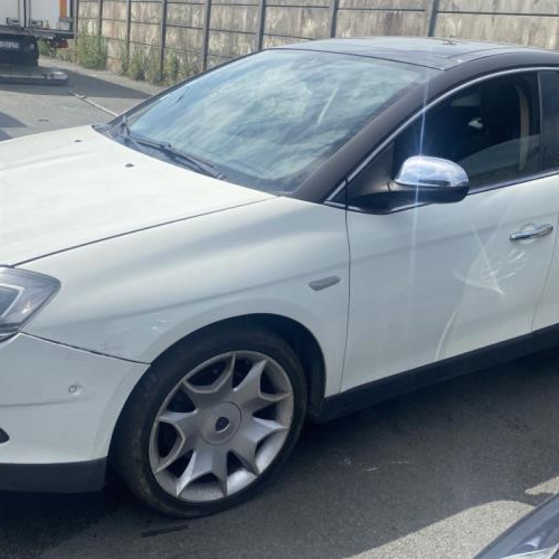 Renfort pare choc avant (traverse) LANCIA DELTA 3 Photo n°10