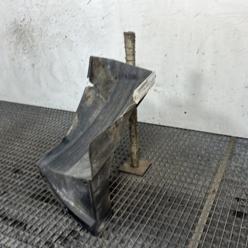 Pare boue arriere droit PEUGEOT 206+ Photo n°3