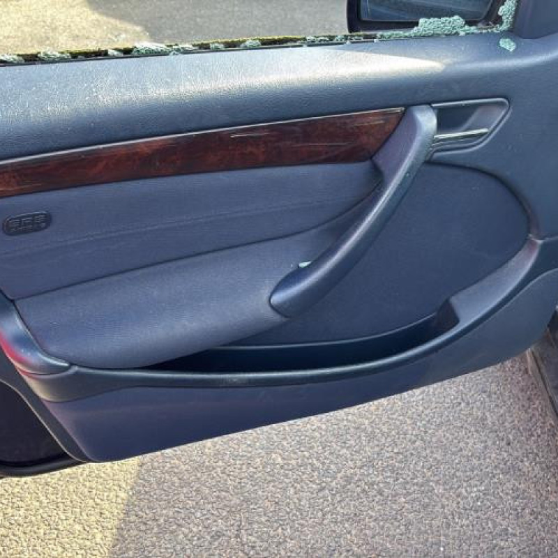 Attache ceinture avant droit MERCEDES CLASSE C 202 Photo n°9