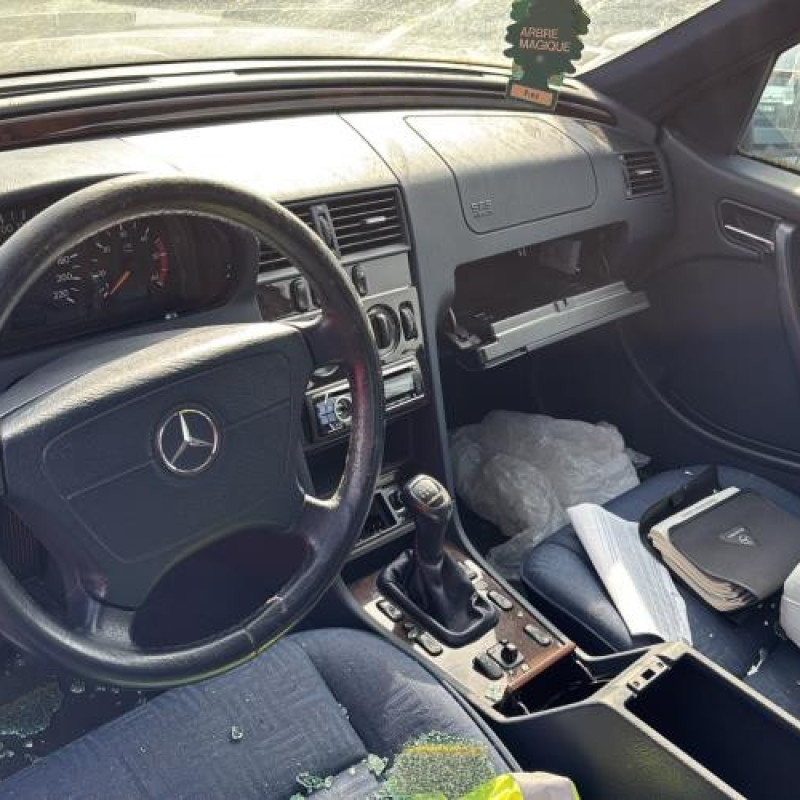 Attache ceinture avant droit MERCEDES CLASSE C 202 Photo n°11