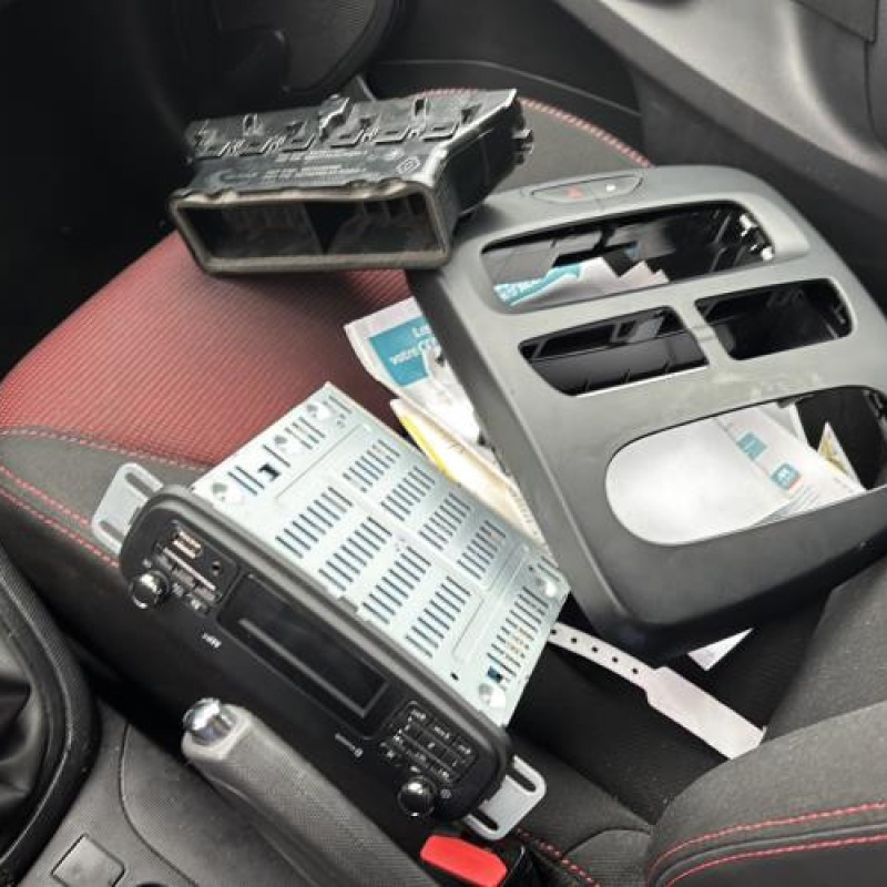 Custode avant droit (porte) RENAULT CLIO 4 Photo n°8