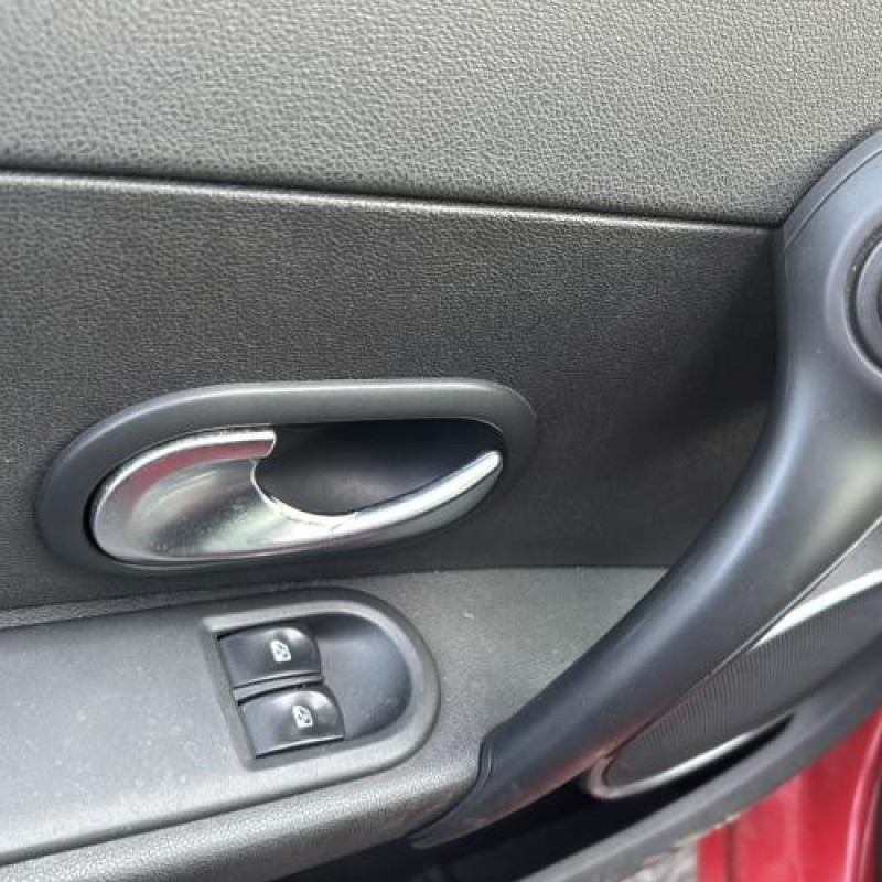 Attache ceinture arriere droit RENAULT CLIO 3 Photo n°14