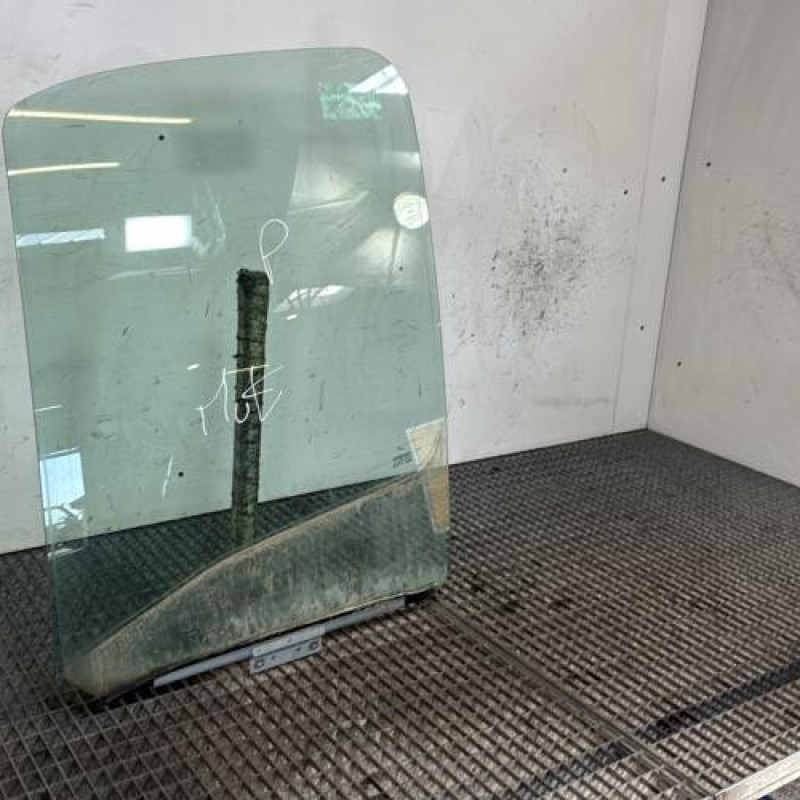 Vitre avant gauche RENAULT MASTER 2 Photo n°2