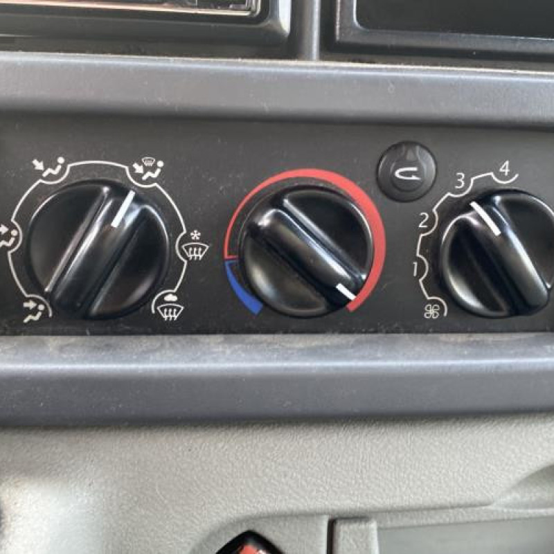 Vitre avant gauche RENAULT MASTER 2 Photo n°12