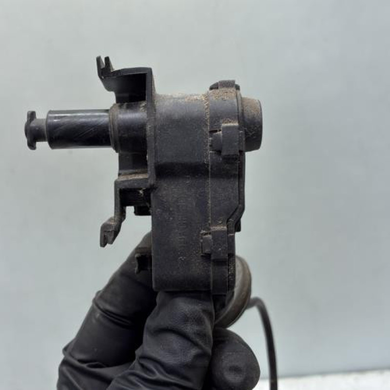 Actionneur verrou trappe d'essence VOLKSWAGEN POLO 5 Photo n°2